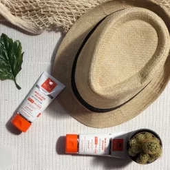 Mon Fluide Solaire SPF 50 -Éclat De Beauté 282713 in oya mon fluide solaire spf 50 protection solaire visage 50ml tube autre3 1000x1000 1