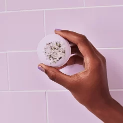 Kylie Skin Bombe De Bain à La Lavande -Éclat De Beauté 292010 kylie by kylie jenner kylie skin bombe de bain a la lavande bombe de bain a la lavande 80g solide autre2 1000x1000 1