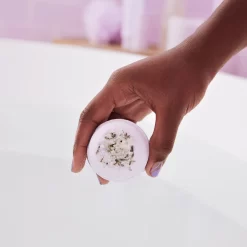 Kylie Skin Bombe De Bain à La Lavande -Éclat De Beauté 292010 kylie by kylie jenner kylie skin bombe de bain a la lavande bombe de bain a la lavande 80g solide autre3 1000x1000 1